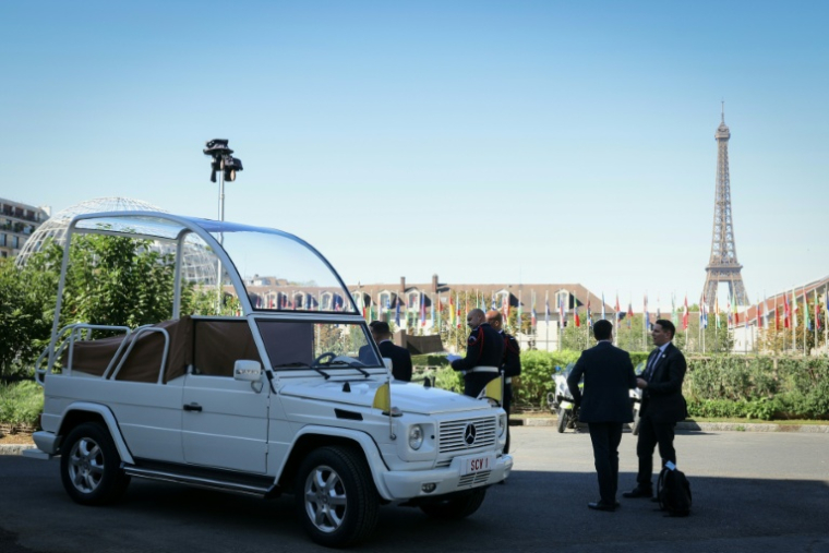 La papamobile devant le siège de l'UNESCO avec en fond la tour Eiffel, le 25 septembre 2026, à Paris ( AFP / Thomas SAMSON )