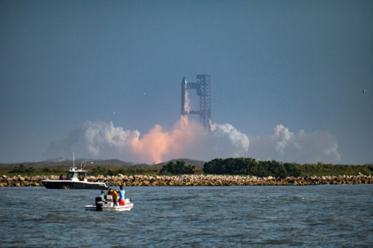 La fusée Starship décolle de son pas de tir depuis la Starbase, dans le sud du Texas, le 27 mai 2025 ( AFP / Sergio FLORES )