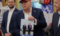 Donald Trump tenant une photo delui-même et de Vladimir Poutine, à Washington, aux États-Unis, le 22 août 2025. ( GETTY IMAGES NORTH AMERICA / CHIP SOMODEVILLA )