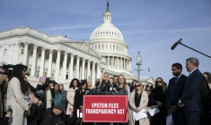 L'élu républicain Thomas Massie (au centre), auteur avec l'élu démocrate Ro Khanna (à gauche) d'une proposition de loi demandant à l'administration Trump de publier les documents d'enquête sur Jeffrey Epstein, s'exprime lors d'une conférence de presse devant le Capitole de Washington, le 18 novembre 2025  ( AFP / DANIEL HEUER )