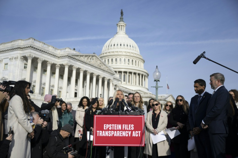 L'élu républicain Thomas Massie (au centre), auteur avec l'élu démocrate Ro Khanna (à gauche) d'une proposition de loi demandant à l'administration Trump de publier les documents d'enquête sur Jeffrey Epstein, s'exprime lors d'une conférence de presse devant le Capitole de Washington, le 18 novembre 2025  ( AFP / DANIEL HEUER )