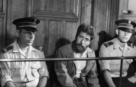 Photo prise le 03 juillet 1986 au Tribunal de Lyon du Libanais Georges Ibrahim Abdallah, condamné à la prison à vie en 1987 pour complicité d'assassinat de deux diplomates en 1982, et complicité de tentative d'assassinat d'un troisième en 1984 ( AFP / Michel VAURIS-GRAVOS )