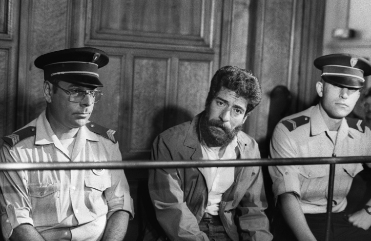 Le Libanais Georges Ibrahim Abdallah dabns le box des accusés au palais de justice de Lyon le 3 juillet 1986 ( AFP / Michel VAURIS-GRAVOS )