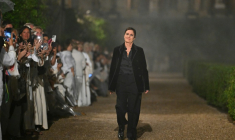 Maria Grazia Chiuri (c), directrice artistique de Dior, salue le public à la fin du défilé de la collection Dior Femme Croisière 26 à la Villa Albani Torlonia, à Rome, le 27 mai 2025 ( AFP / Andreas SOLARO )