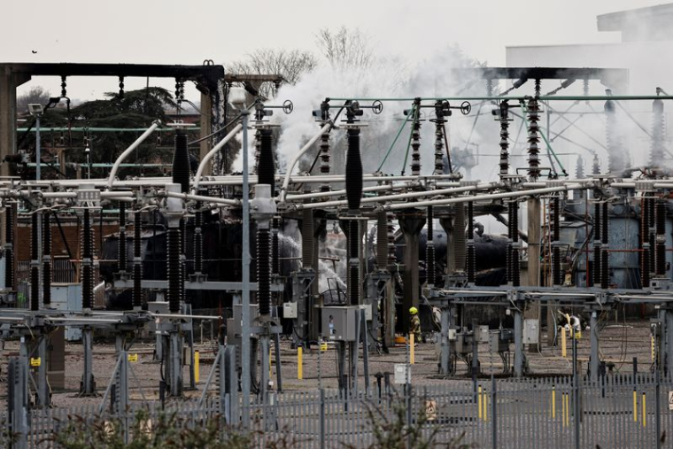 De la fumée s'élève de la zone d'un poste électrique, après qu'un incendie y a provoqué une panne d'électricité à l'aéroport international d'Heathrow, à Hayes, Londres