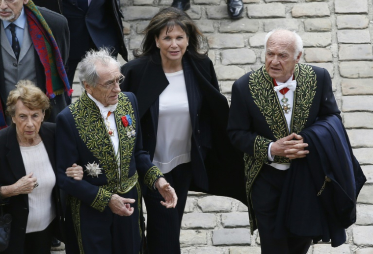 Anne Sinclair et Pierre Nora (d) aux obsèques d'Alain Decaux le 4 avril 2016 à Paris.    ( AFP / PATRICK KOVARIK )