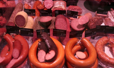 Des saucisses sont exposées dans un supermarché