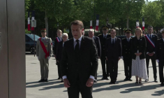 Commémoration du 8 mai: Macron dépose une gerbe au pied de la statue de De Gaulle