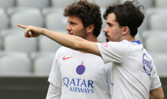 Les milieux portugais du Paris SG Joao Neves (à gauche) et Vitinha, le 5 mai 2026 à Munich ( AFP / Alexandra BEIER )