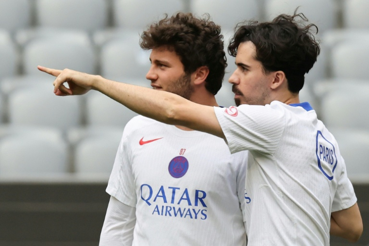 Les milieux portugais du Paris SG Joao Neves (à gauche) et Vitinha, le 5 mai 2026 à Munich ( AFP / Alexandra BEIER )