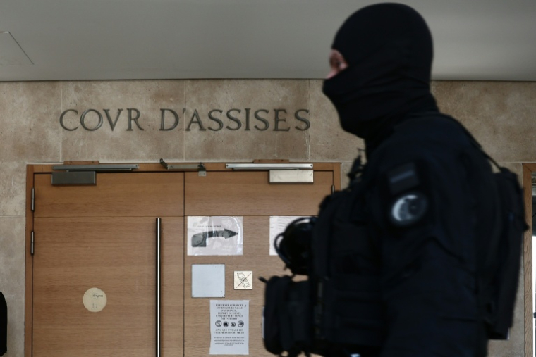Un membre de l'équipe régionale d'intervention et de sécurité (ERIS) devant l'entrée de la cour d'assises au palais de justice d'Aix-en-Provence, le 23 mars 2026 ( AFP / Thibaud MORITZ )