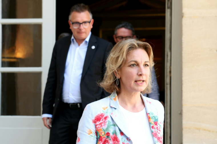 La leader de la CFDT Marylise Léon (D), suivie du responsable de la CFTC Cyril Chabanier, quitte l'hôtel Matignon, le 24 juin 2025 ( AFP / ALAIN JOCARD )