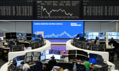 Le graphique de l'indice allemand des prix des actions DAX est photographié à la bourse de Francfort