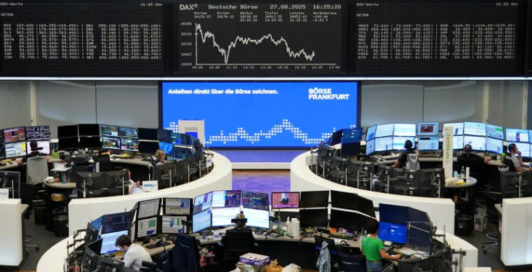 Le graphique de l'indice allemand des prix des actions DAX est photographié à la bourse de Francfort