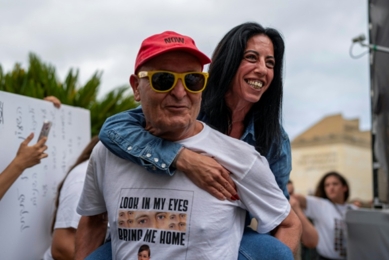 Einav Zangauker, la mère de Matan Zangauker, laisse exploser sa joie après l'annonce d'un accord de cessez-le-feu à Gaza, à Tel-Aviv le 9 octobre 2025 ( AFP / Maya Levin )