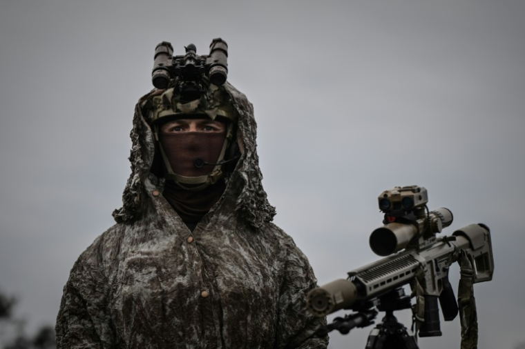 Un tireur d'élite des forces spéciales de l'armée française lors d'une démonstration tactique dans le cadre de la 7e édition du salon Sofins, à Martignas-sur-Jalle, le 3 avril 2025 en Gironde ( AFP / Philippe LOPEZ )