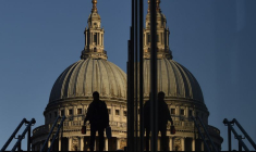 Un ouvrier près du pont Millenium, avec la cathédrale Saint-Paul vue derrière, à Londres