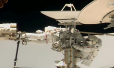 image tirée d'une retransmission vidéo en direct de la Nasa, le 18 août 2026, montrant l'astronaute de la Nasa Anil Menon (g) et l'astronaute de l'ESA Sophie Adenot (d) lors de leur sortie dans l'espace à l'extérieur de la Station spatiale internationale (ISS), avec pour objectif de remplacer une antenne de communication espace-sol sur le complexe orbital ( NASA / Handout )