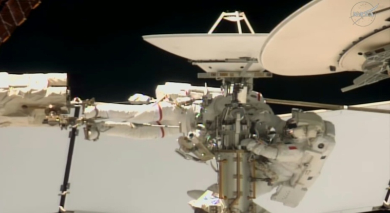 image tirée d'une retransmission vidéo en direct de la Nasa, le 18 août 2026, montrant l'astronaute de la Nasa Anil Menon (g) et l'astronaute de l'ESA Sophie Adenot (d) lors de leur sortie dans l'espace à l'extérieur de la Station spatiale internationale (ISS), avec pour objectif de remplacer une antenne de communication espace-sol sur le complexe orbital ( NASA / Handout )