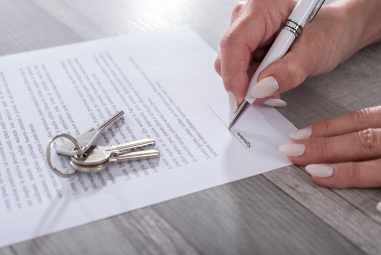 Le contrat de bail encadre les relations entre propriétaire et locataire crédit photo : thodonal88/Shutterstock / thodonal88