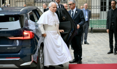 Le pape Léon XIV arrive pour une rencontre avec des membres de l’Assemblée synodale provinciale, des catéchumènes et des néophytes, à l’Institut catholique de Paris, le 26 septembre 2026 ( AFP / Alberto PIZZOLI )