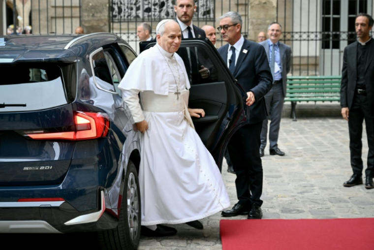 Le pape Léon XIV arrive pour une rencontre avec des membres de l’Assemblée synodale provinciale, des catéchumènes et des néophytes, à l’Institut catholique de Paris, le 26 septembre 2026 ( AFP / Alberto PIZZOLI )