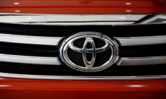 Le logo de la société Toyota Motors représenté sur un pick-up Hilux