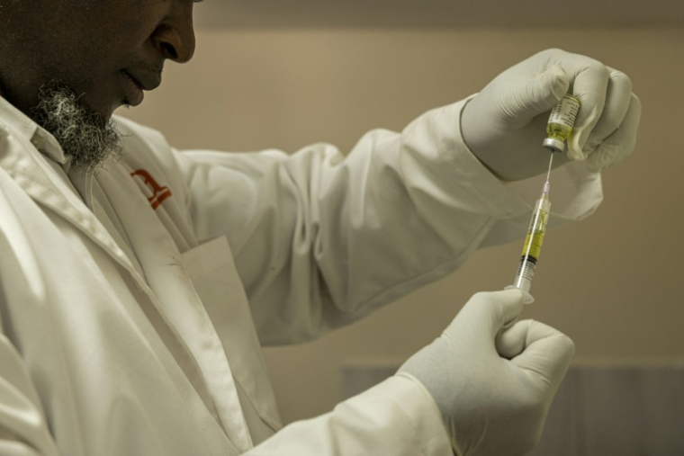 Un professionnel de santé remplit une seringue avec une dose de Lenacapavir, un traitement injectable à action prolongée utilisé en prophylaxie pré-exposition (PrEP) contre le VIH, avant de l'administrer à une patiente, dans un centre de santé à Nairobi, le 26 février 2026 ( AFP / SIMON MAINA )