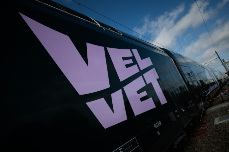 Le logo de la nouvelle compagnie ferroviaire Velvet près de la Rochelle, le 16 avril 2026 ( AFP / Philippe LOPEZ )