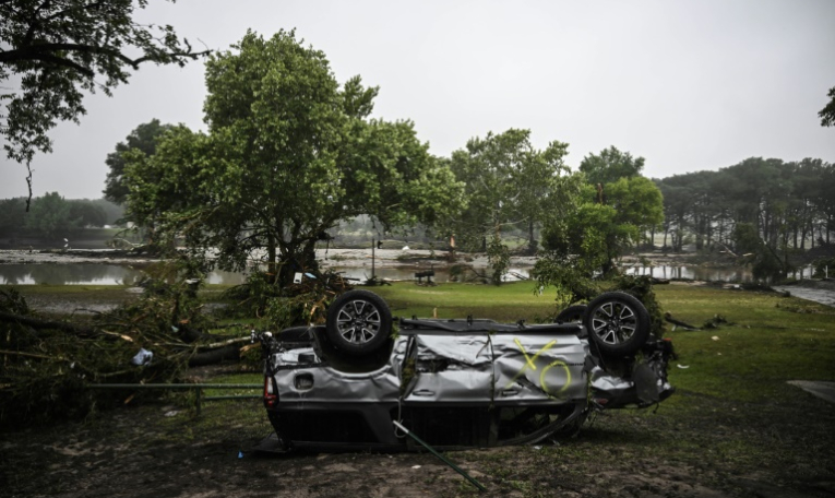 Une voiture retournée par la crue du fleuve Guadalupe à Hunt, au Texas (Etats-Unis), le 5 juillet 2025 ( AFP / RONALDO SCHEMIDT )