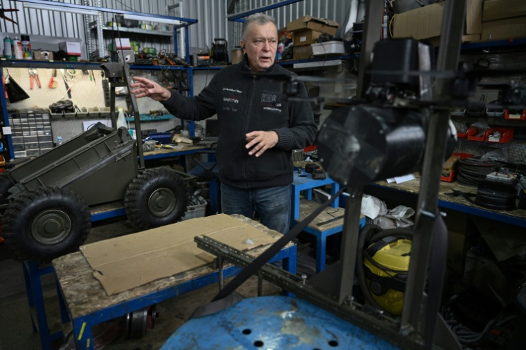 Edouard Trotsenko, directeur général de Temerland, entreprise spécialisée dans la fabrication de drones militaires terrestres, présente plusieurs modèles le 3 juin 2026, dans un lieu non divulgué en Ukraine. ( AFP / Genya SAVILOV )