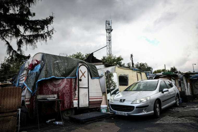 Cette photographie prise le 26 septembre 2025 montre de vieilles caravanes dans un bidonville de Stains, près de Paris ( AFP / Thibaud MORITZ )
