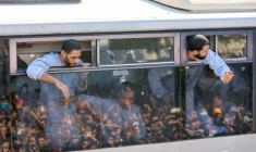 Des cars ramenant à Khan Younes dans le sud de la bande de Gaza des prisonniers palestiniens libérés par Israël, devant l'hôpital Nasser le 13 octobre 2025 ( AFP / Omar AL-QATTAA )