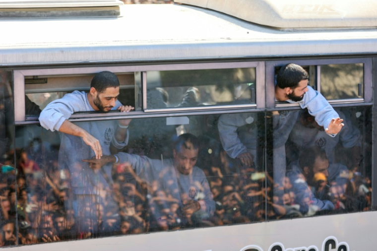 Des cars ramenant à Khan Younes dans le sud de la bande de Gaza des prisonniers palestiniens libérés par Israël, devant l'hôpital Nasser le 13 octobre 2025 ( AFP / Omar AL-QATTAA )