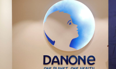 Le logo du groupe alimentaire français Danone au siège de la société à Paris