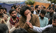 Des musulmans chiites en deuil devant une mosquée après une explosion, à Islamabad, au Pakistan, le 6 février 2026 ( AFP / Farooq NAEEM )