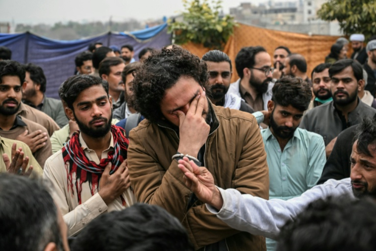 Des musulmans chiites en deuil devant une mosquée après une explosion, à Islamabad, au Pakistan, le 6 février 2026 ( AFP / Farooq NAEEM )