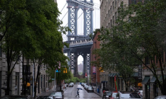 Un piéton passe sur Washington Street dans le quartier de Dumbo à Brooklyn, avec le pont de Manhattan en arrière-plan, à New York