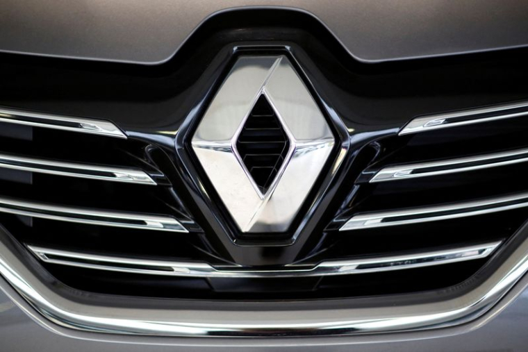 Le logo Renault sur l'une des voitures Espace de l'entreprise française dans une concession aux Sorinières près de Nantes