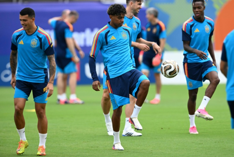 Les Espagnols, dont le prodige Lamine Yamal (au centre) préparent le choc contre la France, lors d'une séance d'entraînement à Dallas, le 13 juillet 2026  ( AFP / MAURO PIMENTEL )