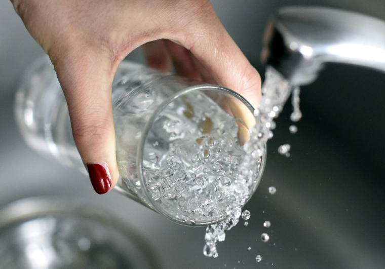 Présents dans l'air, les sols, l'eau, les aliments, l'Agence nationale de sécurité sanitaire Anses publie dans deux rapports des recommandations pour mieux contrôler les "polluants éternels" ou PFAS ( AFP / FRANCK FIFE )