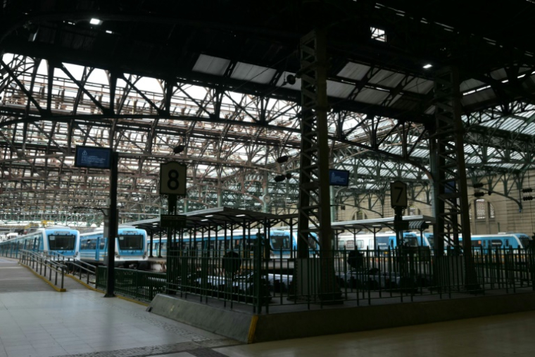 Des trains à l'arrêt dans la gare de Constitucion fermée lors d'une grève de 24 heures, à l'exception des bus, appelée par les syndicats contre la politique économique du président argentin Javier Milei, le 10 avril 2025 à Buenos Aires ( AFP / JUAN MABROMATA )