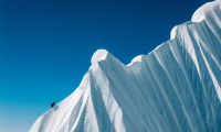 Un alpiniste français progresse près du sommet du Jannu Est, première ascension du pic de 7.468m situé dans l'est du Népal, le 15 octobre 2025 ( AFP / Thibaut MAROT )