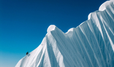 Un alpiniste français progresse près du sommet du Jannu Est, première ascension du pic de 7.468m situé dans l'est du Népal, le 15 octobre 2025 ( AFP / Thibaut MAROT )
