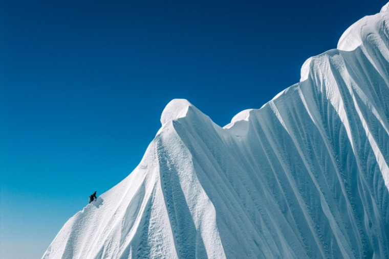 Un alpiniste français progresse près du sommet du Jannu Est, première ascension du pic de 7.468m situé dans l'est du Népal, le 15 octobre 2025 ( AFP / Thibaut MAROT )