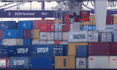 Une grue soulève des conteneurs dans le port de Duisbourg