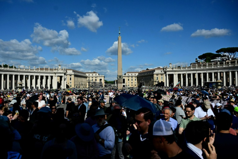 Une foule rassemblée place Saint-Pierre, au Vatican, dans l'attente de l'élection du nouveau pape, le 8 mai 2025 ( AFP / Tiziana FABI )