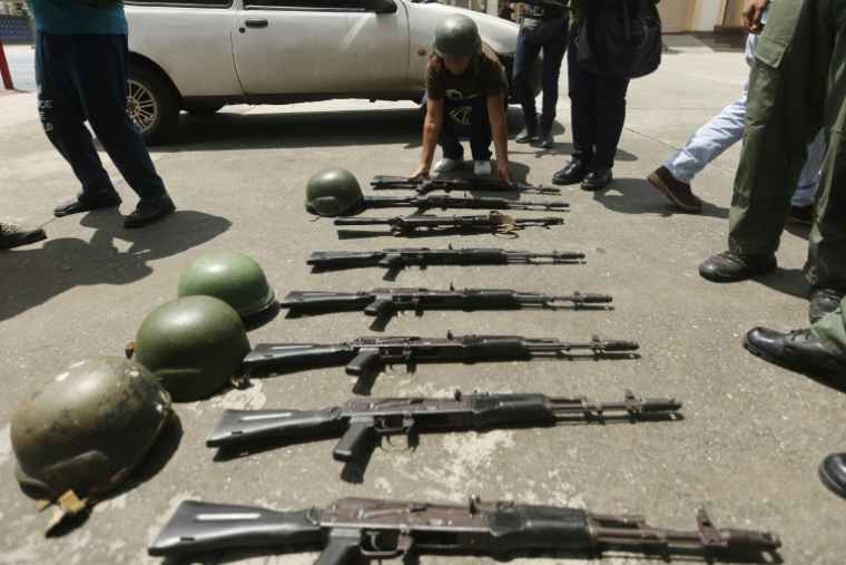 Des fusils et des casques sont présentés lors d'un entraînement militaire sur les armes, à Fort Tiuna à Caracas, le 20 septembre 2025 ( AFP / Pedro MATTEY )