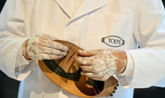 Les chaussures en cuir emblématiques sont faites à la main, mais les procureurs italiens disent avoir trouvé des conditions "dégradantes" chez ses sous-traitants chinois. ( AFP / Gabriel BOUYS )