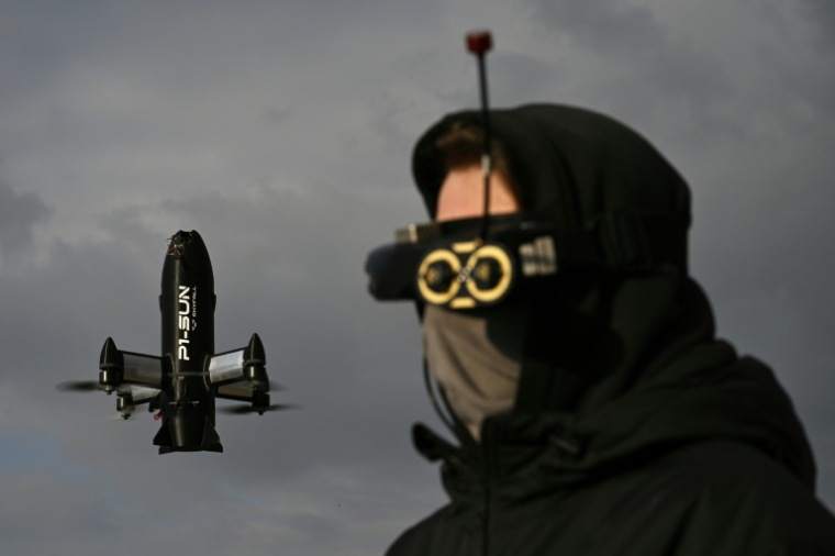 Un opérateur de la société ukrainienne Skyfall teste une drone intercepteur P1-Sun en Ukraine, le 19 mars 2026 ( AFP / Genya SAVILOV )